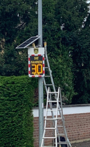 Mehr über den Artikel erfahren Speed-Display Luxemburger Straße aufgehangen