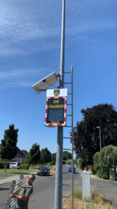 Read more about the article Zweites Speed-Display auf der Kleinbüllesheimer Straße aufgehangen