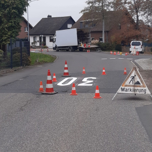 Read more about the article Fahrbahnmarkierungen Kleinbüllesheimer Straße 30er-Zone und rechts-vor-links erneuert